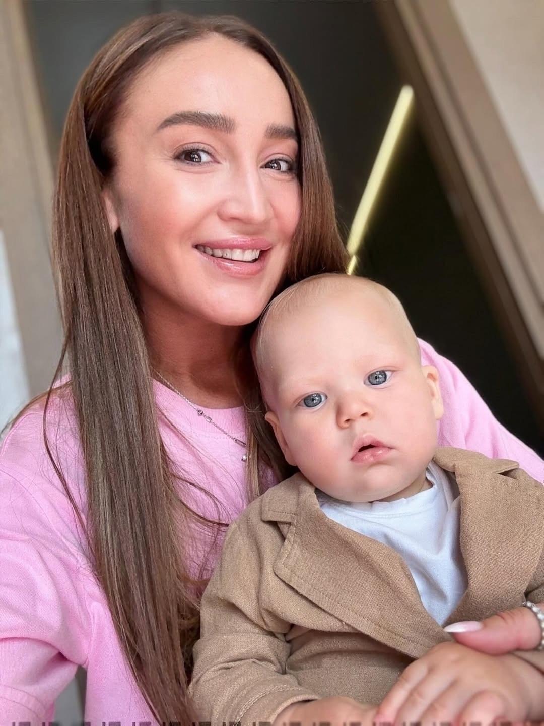 Год назад Ольга Бузова стала крестной мамой сына Марии Погребняк. Этот особенный момент навсегда остался в памяти и сердце Леди Бу.