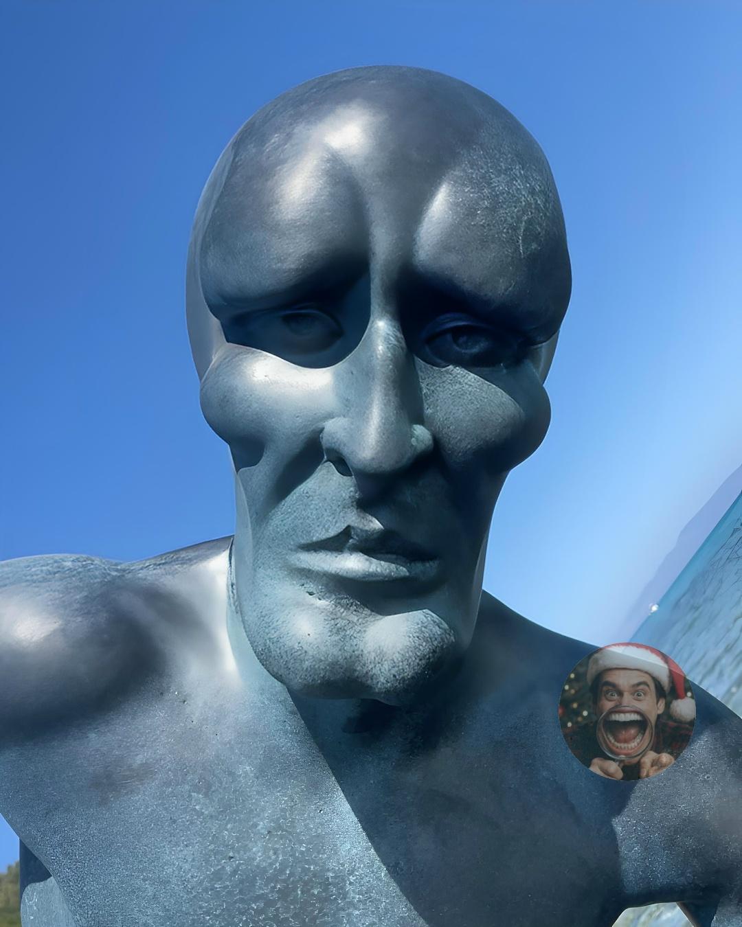 Мужик в Греции погрузил под воду статую, чтобы удивить археологов из будущего.