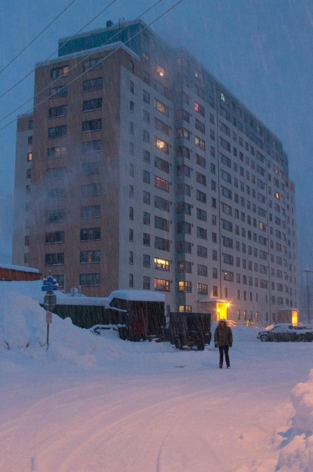 Весь город Уиттиер на Аляске — это одно 14-этажное здание, возведённое в 1957 году