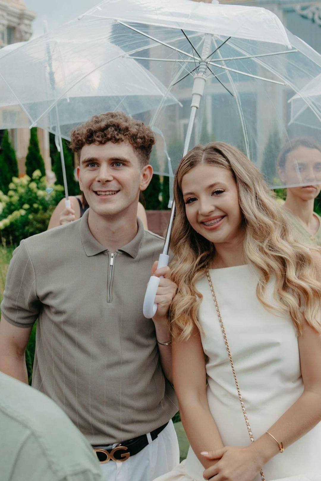 Аня Покров ждала, пока Артур Бабич сделает ей предложение, целый год, в то время как он носил кольцо в сумке, путешествуя по разным странам.