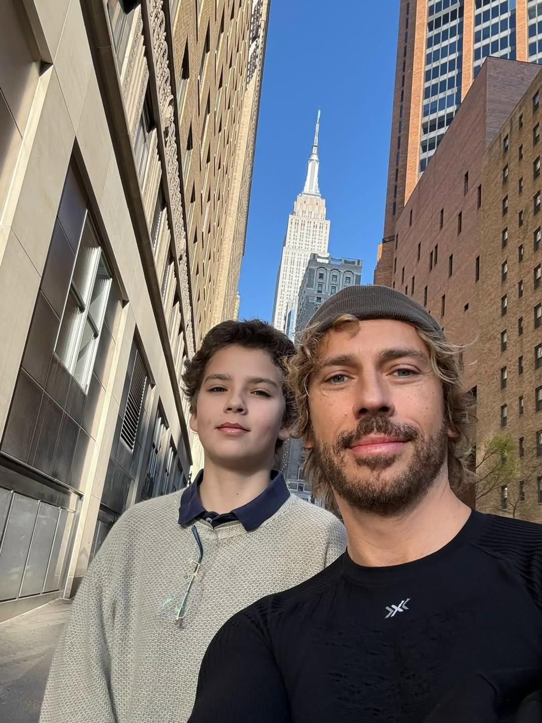 Максим Галкин* улетел в Нью-Йорк с детьми.