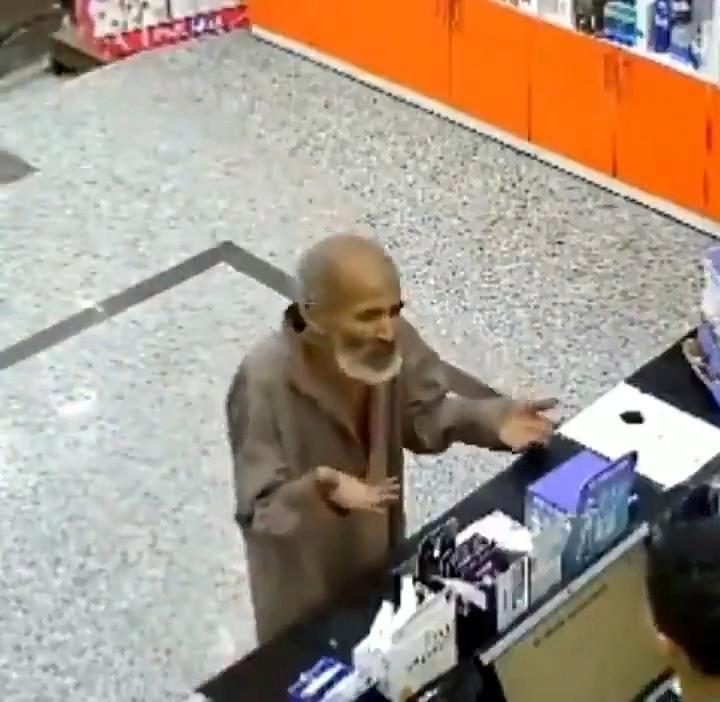 Мем дня: старик в Египте пришёл в аптеку за лекарствами. Когда фармацевт сказал, что нет нужных таблеток, дедушка просто сделал кувырок вперёд и спокойно ушёл.