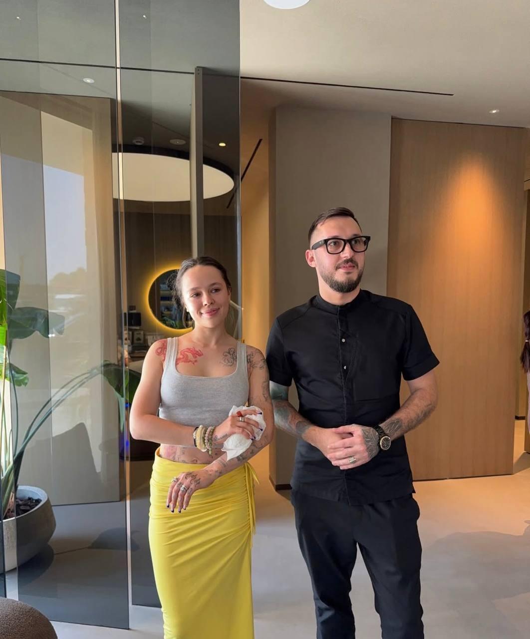 Инстасамка удаляет свои татуировки