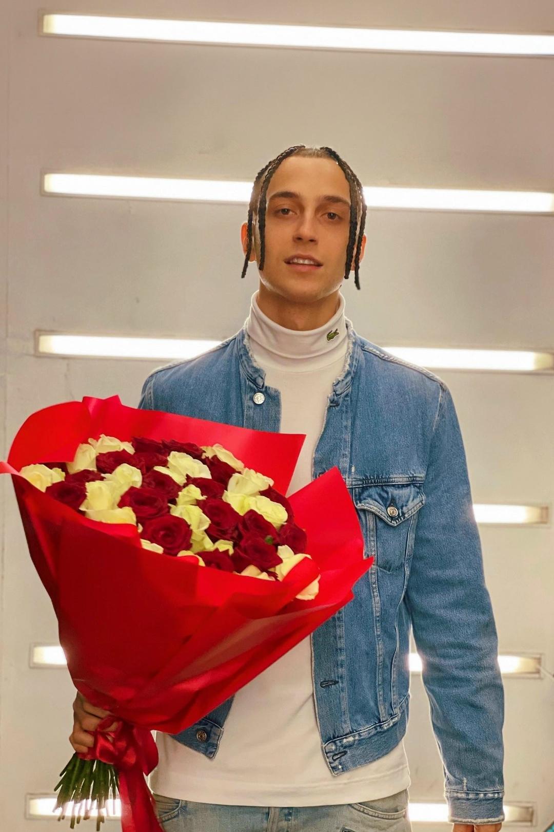 Яникс прекратил отношения со своей девушкой Таней, с которой тайно встречался на протяжении четырёх лет.