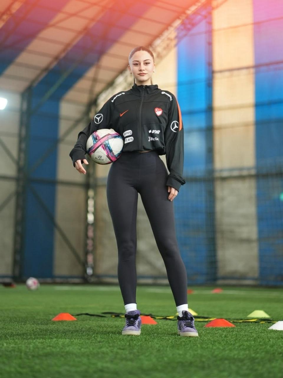 Привет всем. Увлекаюсь футболом. Мне 29, Олеся.