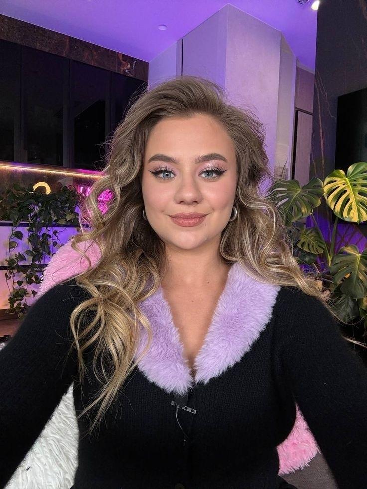 Покупатели курсов Кати Адушкиной массово обвиняют блогершу в обмане.