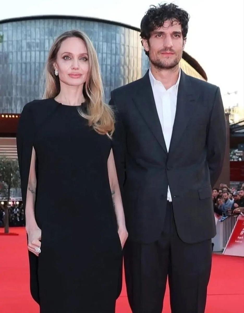 У Анджелины Джоли начался новый роман.