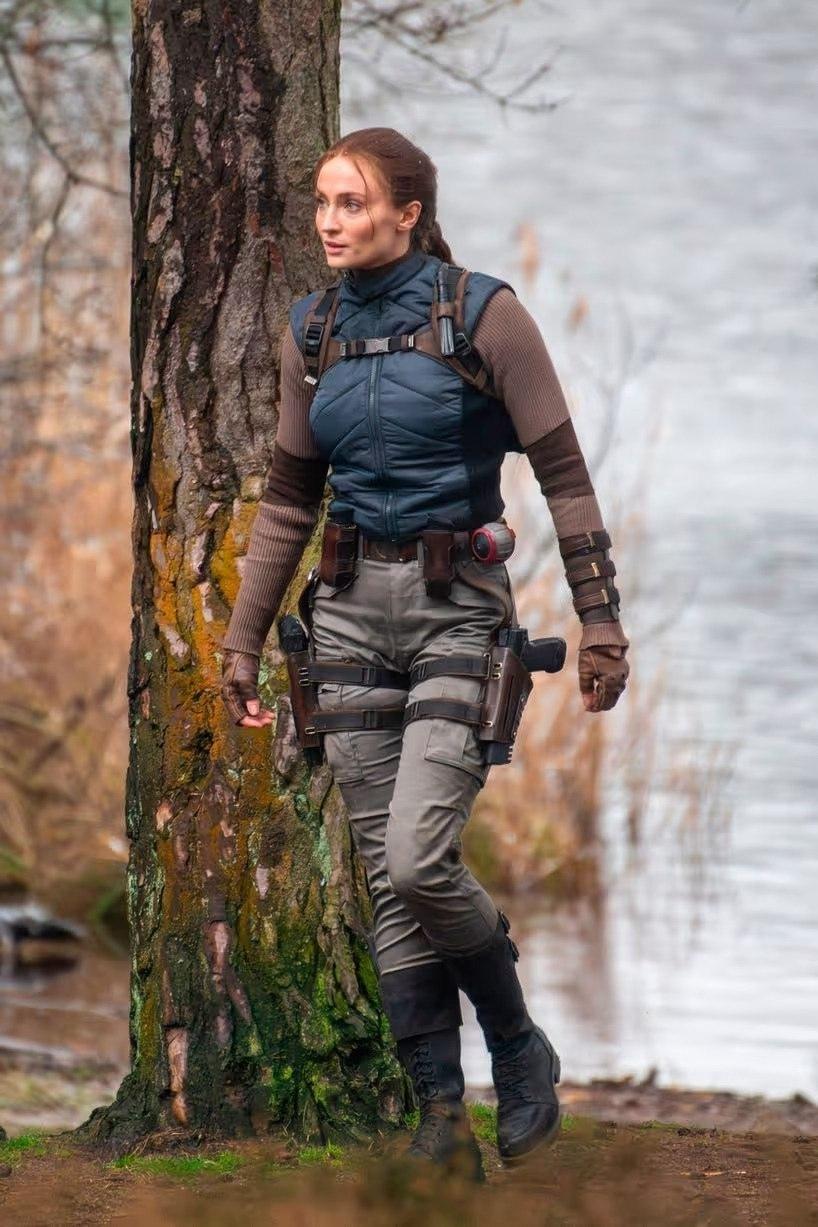 На фото запечатлена Софи Тёрнер во время съёмок нового сериала «Лара Крофт». 🔥