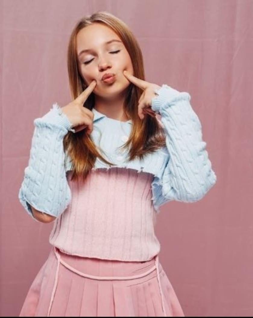 Трек «Пубертат», посвящённый подростковым переживаниям, вызвал критику в адрес 13-летней Бетси.