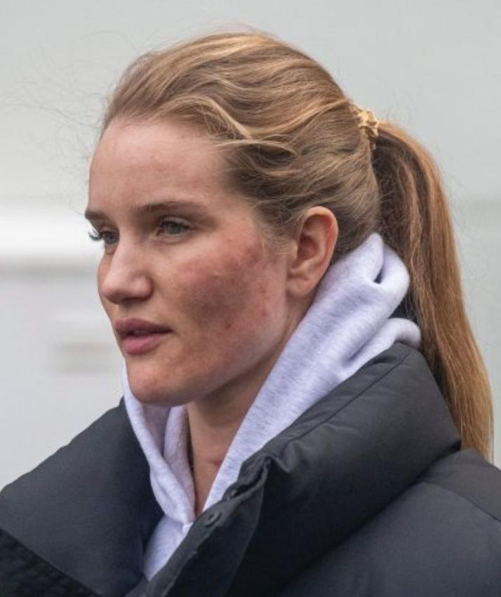 Сейчас девушки очень активно обсуждают, резкие изменения во внешности актрисы Рози Хантингтон-Уайтли.🙏