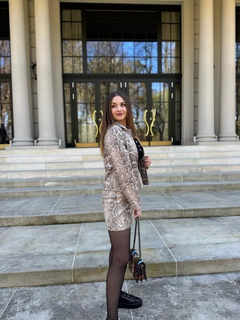 Не гулящая. Верная.