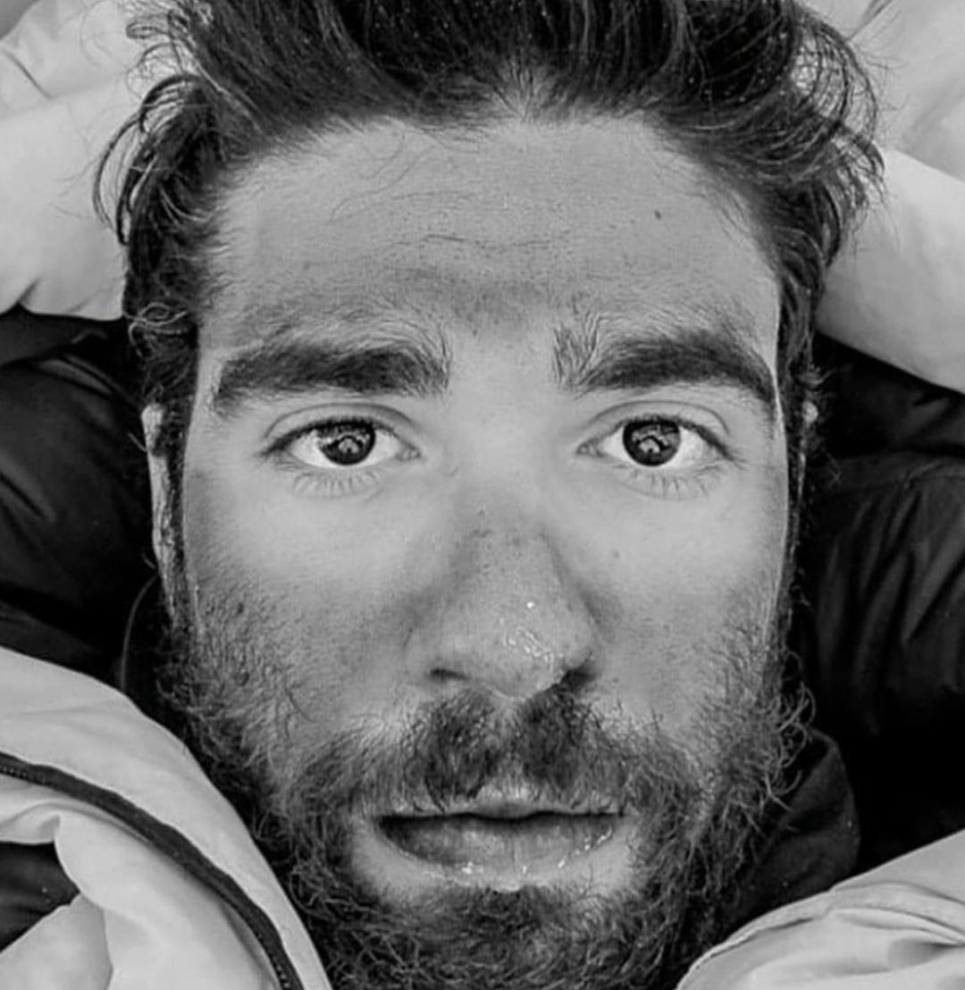 В 2012 году 24-летний израильский альпинист Надав Бен-Йегуда, находившийся в 300 метрах от вершины Эвереста, отказался от мечты покорить высочайшую вершину планеты, чтобы спасти раненого турецкого альпиниста.