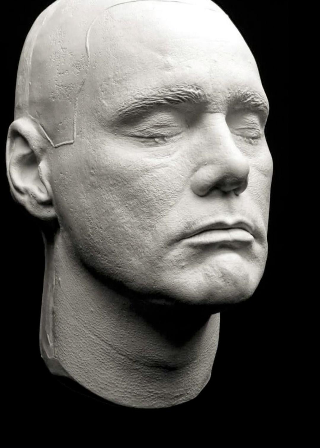 Джима Керри, похоже, реально подменили.