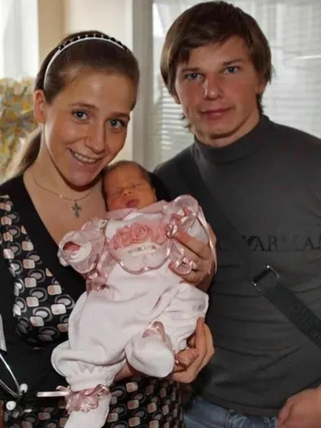 Юлия Барановская поздравила дочь Яну с совершеннолетием.