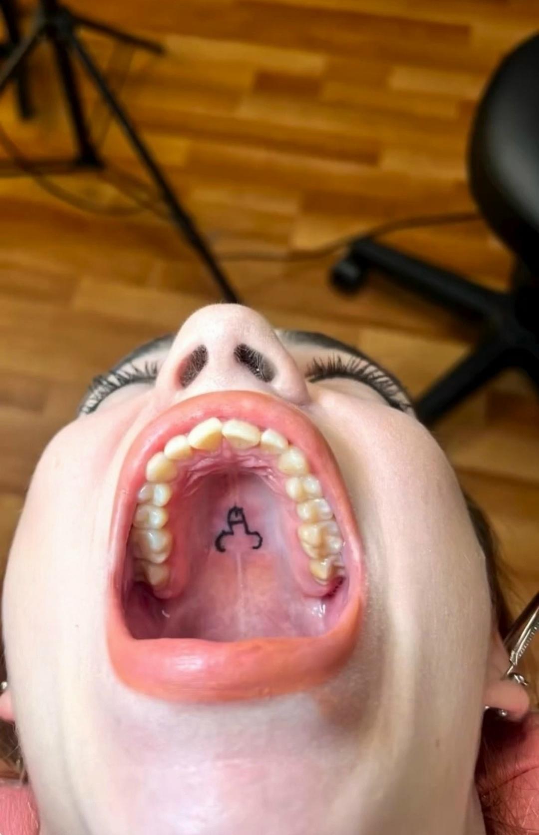 В социальных сетях набирает популярность история о девушке с множеством татуировок, которая решила посетить стоматолога.