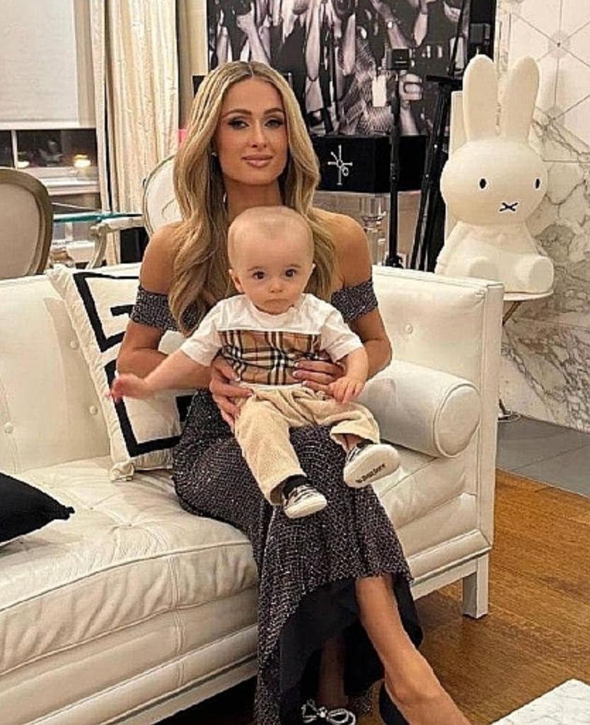 «Мой драгоценный ангел»: Пэрис Хилтон устроила трогательную фотосессию своему сыну, которого ей родила суррогатная мама