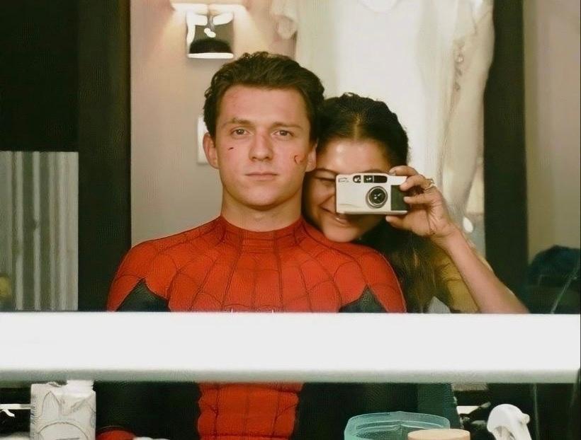 Том Холланд выразил поддержку Зендее перед выходом фильма «Вот это драма!».