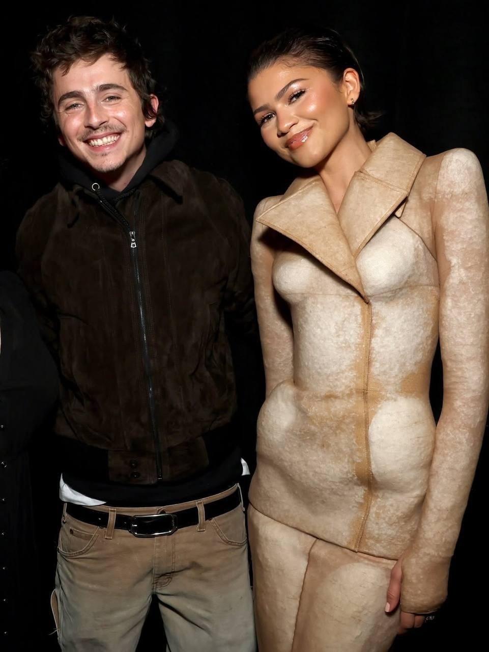 Зендея предстала на CinemaCon в образе, вдохновленном пустыней, представляя третью часть «Дюны» ❤️‍🔥