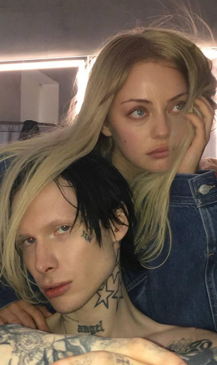 9mice вызвал волну слухов о своих отношениях с Катей Кищук. Пользователи обратили внимание на то, что 9mice сменил аватарку на фото Кати Кищук и оставил комментарий под её роликом, что сразу же породило разговоры о возможном романе между ними.