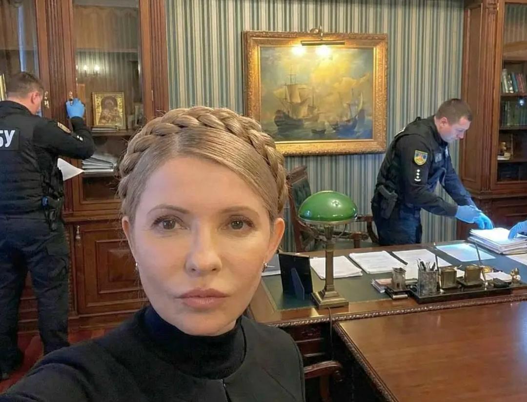 Юлия Тимошенко подозревают в нелегальной покупке голосов депутатов для продвижения своих решений. Согласно данным следствия, во время обыска был обнаружен золотой инвалидный кресло с пробой 99 каратов.