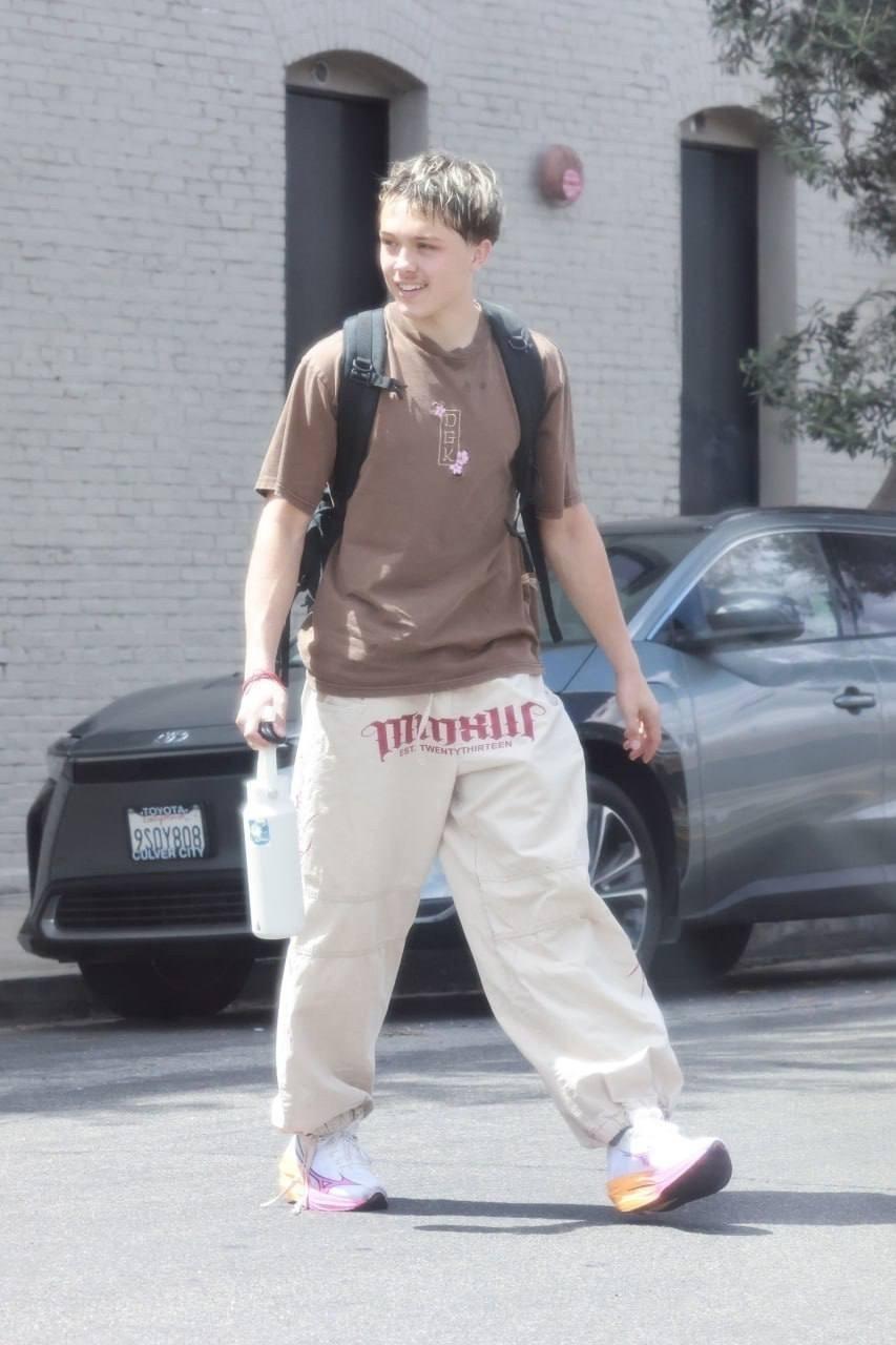 Редко встречающиеся снимки 17-летнего наследника Анджелины Джоли и Брэда Питта❤️‍🔥