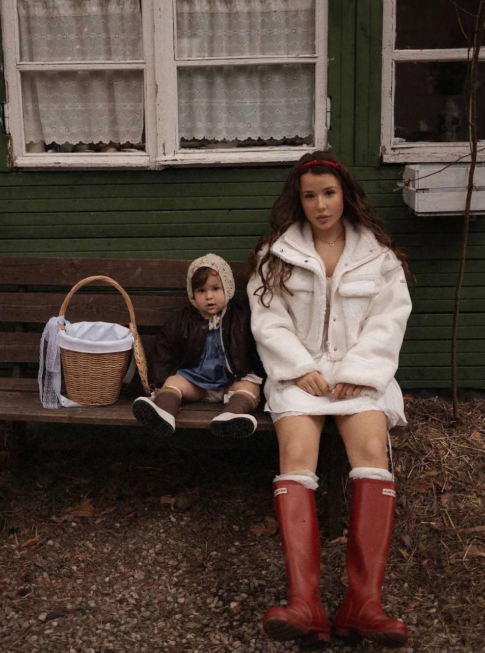 Аля Еникеева опубликовала трогательные фотографии с маленькой дочерью.