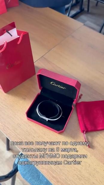 Студенты МГИМО поздравили одногруппниц и подарили им на 8 Марта браслеты Cartier