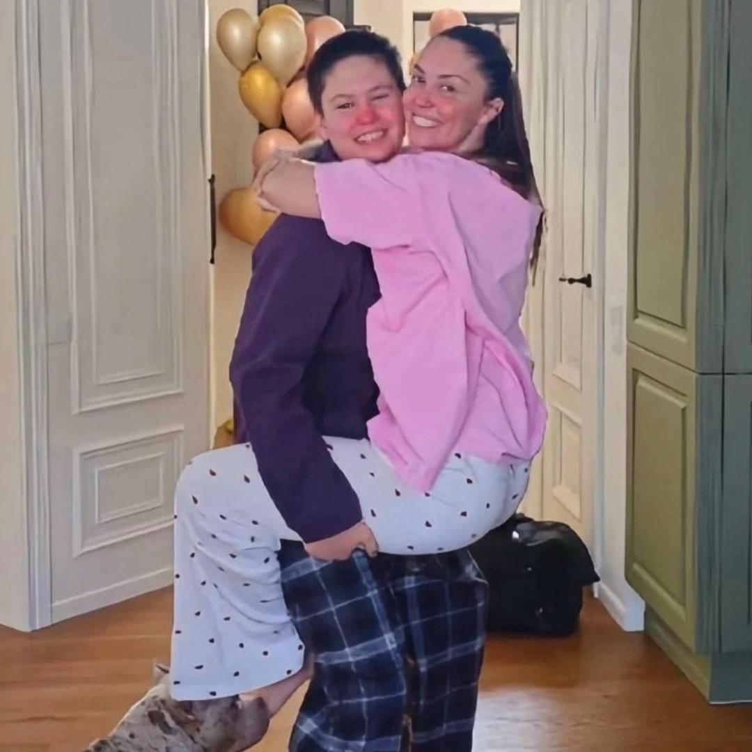 Актриса Агата Муцениеце оказалась в центре внимания после публикации снимка с сыном Тимофеем. На фотографии она запрыгнула к подростку на руки, и он легко удерживает её. Подпись под фото была лаконичной — «Просто мама и сын».