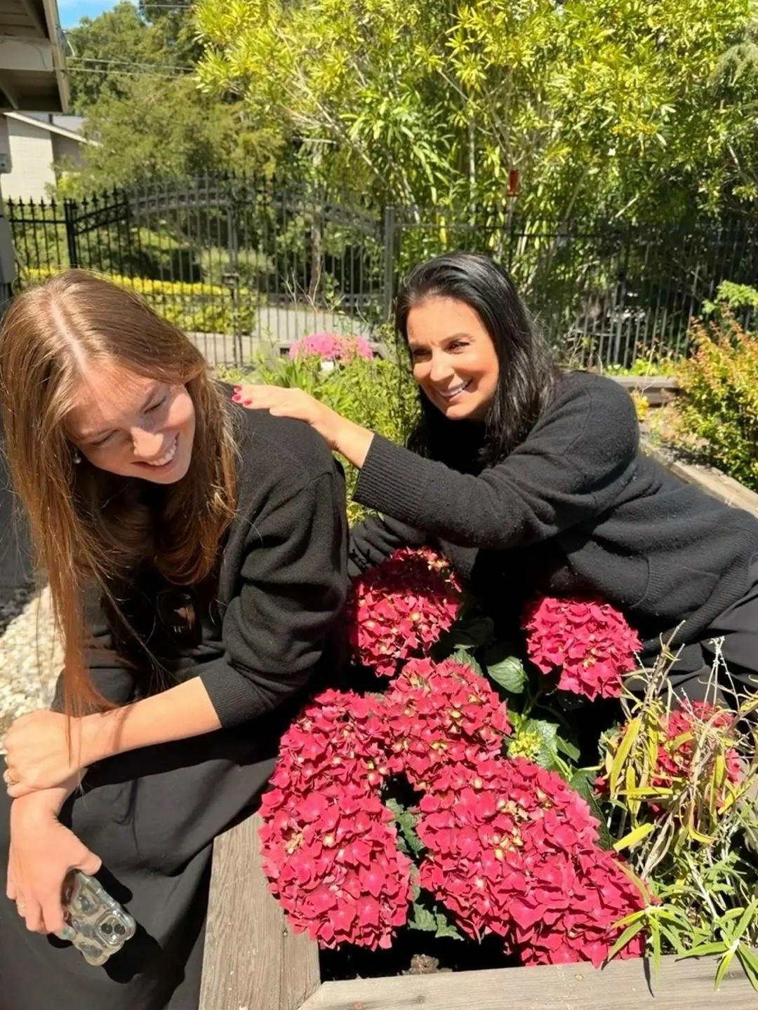 Екатерина Стриженова показала редкие фото с дочерью, которая живёт в США.