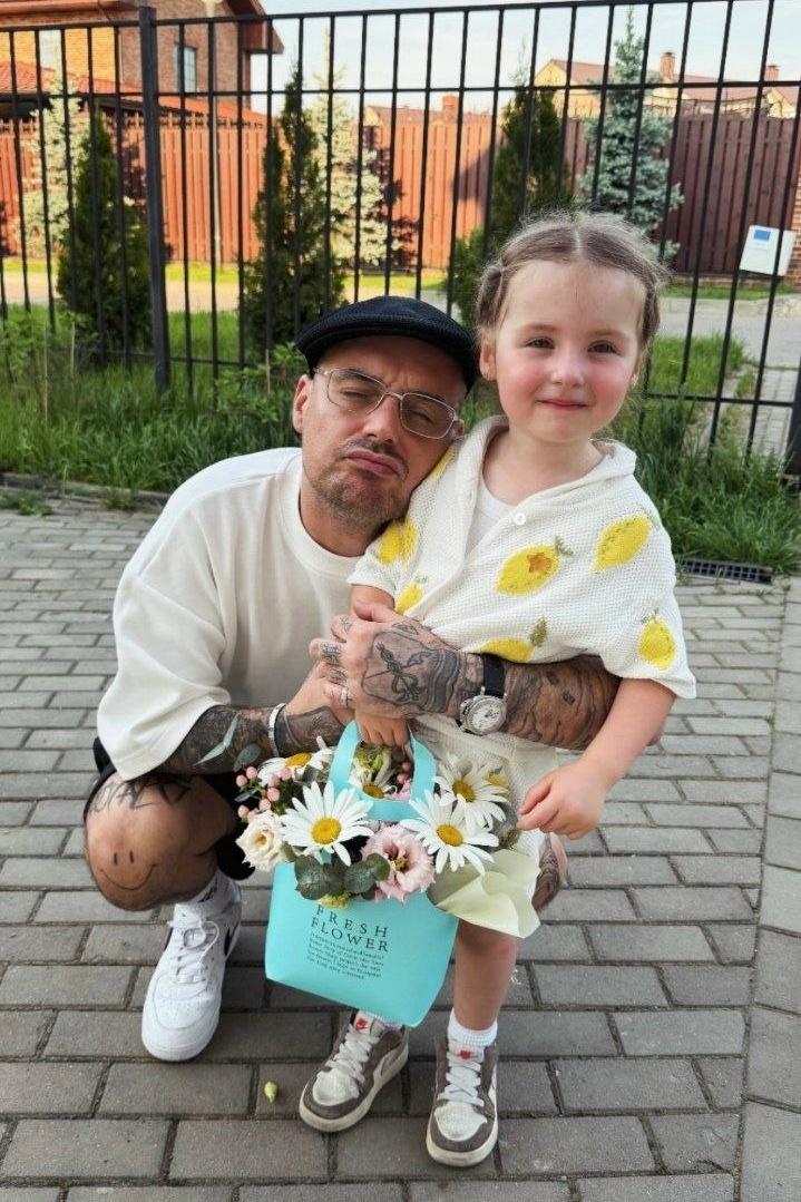 Гуф поделился душевным снимком с маленькой дочерью. Алексей Долматов побывал на уроках тенниса своей четырёхлетней Тины, которая является его ребёнком от Юлии Королёвой, и записал, как девочка занимается, отмечая, как стремительно дети взрослеют.