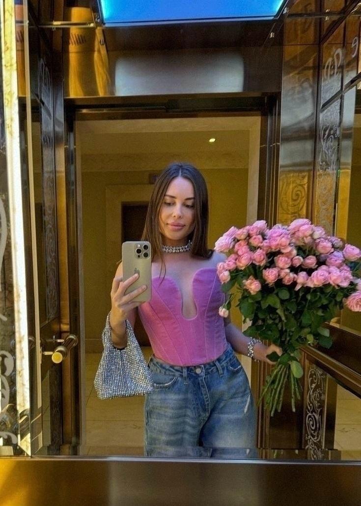 Имя Юлии Михалковой вновь стало предметом обсуждений в интернете — многих волнует, почему у бывшей участницы «Уральских пельменей» до сих пор нет детей. Актрисе 42 года, однако она не спешит вступать в брак и не считает нужным объяснять свои решения.