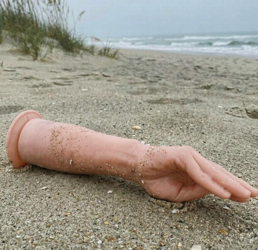 Какой-то гений сгенерировал эти четыре фотографии и распространил их в соцсетях среди сообществ старшего поколения, добавив подпись: «Полицейский с собакой помог бабушке найти её протез руки».