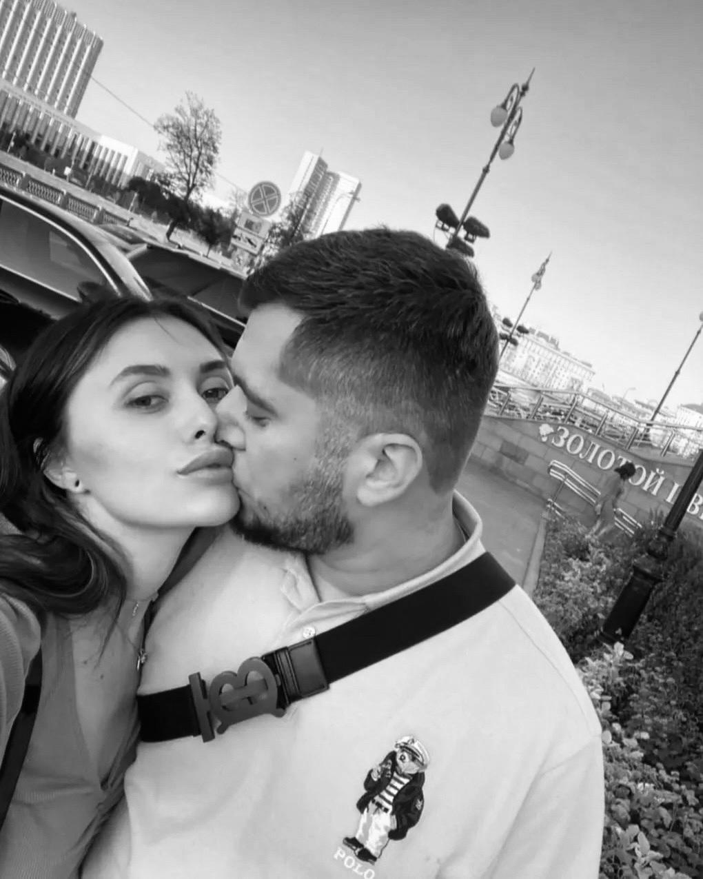 Ева Карицкая продемонстрировала, как идет процесс создания памятника Паше Технику