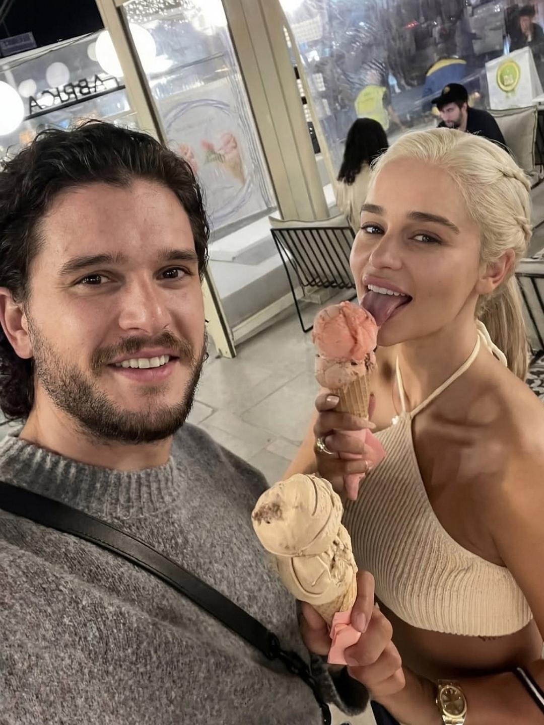 Прошло уже пятнадцать лет с премьеры легендарного сериала «Игра престолов»️, и за этот период между Эмили Кларк и Китом Харингтоном установились особенные отношения.