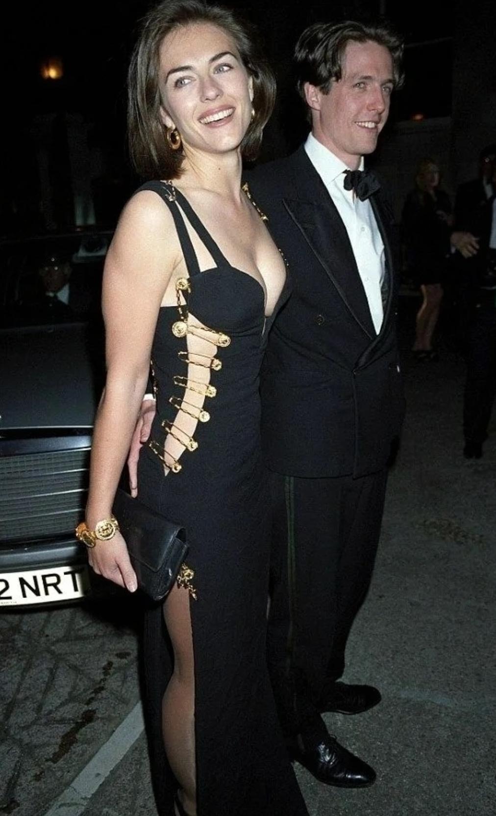 В 1994 году Элизабет Хёрли произвела фурор на красной дорожке, появившись в культовом «безопасном платье» от Versace, скреплённом крупными золотыми булавками.