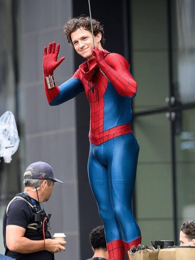 Том Холланд получил роль Человека-паука, опередив Тимоти Шаламе, благодаря своим навыкам акробатики, приобретённым с раннего детства.