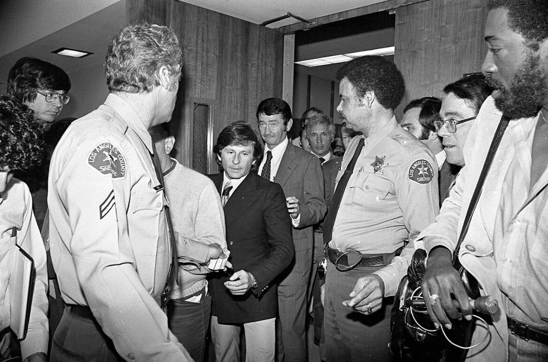 Роман Полански почти пол века скрывается от американской юстиции. В 2009 году его задержали в Швейцарии по запросу США, но в 2010 году швейцарский суд отказался выдать режиссёра.