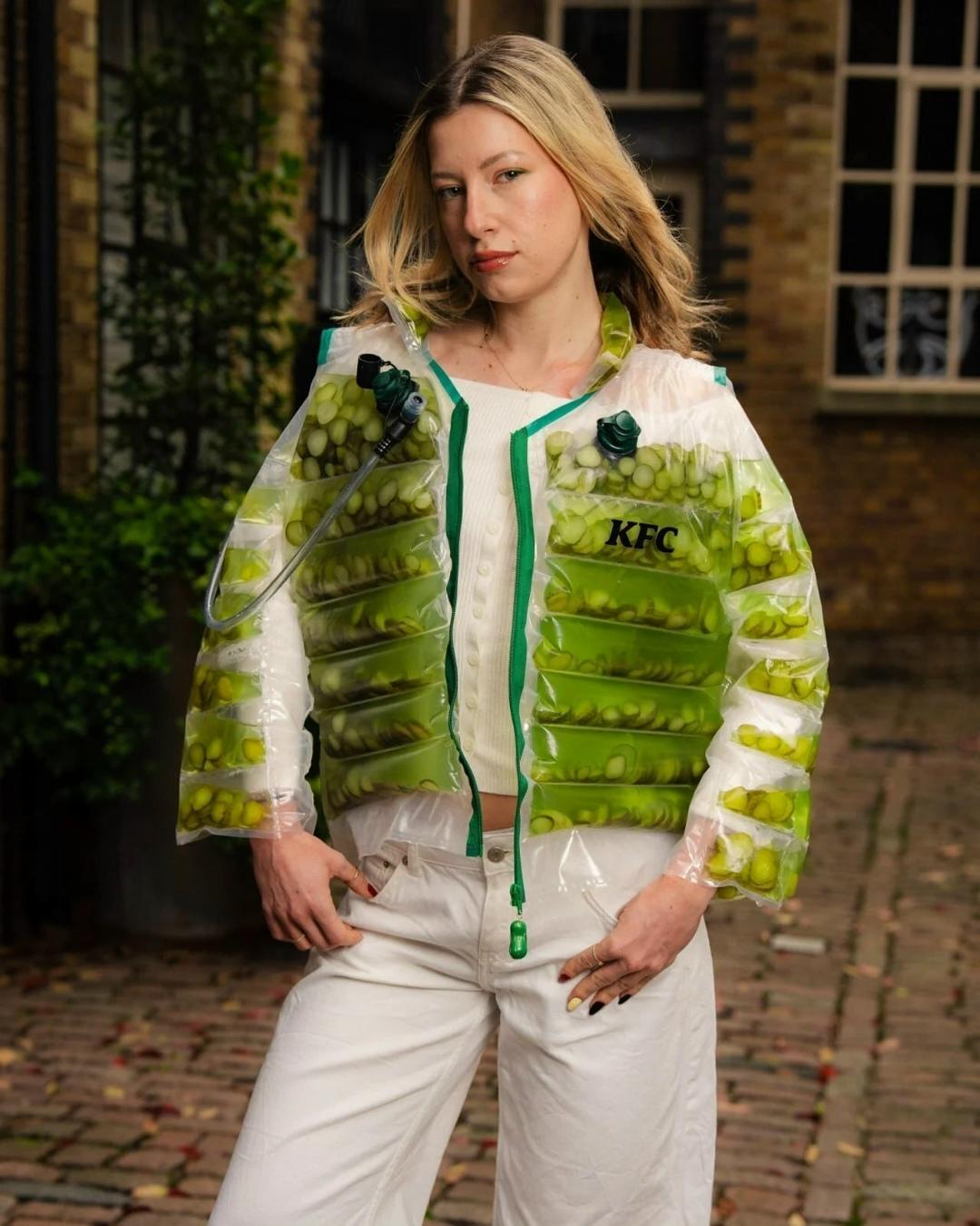 KFC выпустил пуховик, сделанный из огурцов! В нем есть прозрачные участки, а в качестве наполнителя используется рассол с кусочками корнишонов.