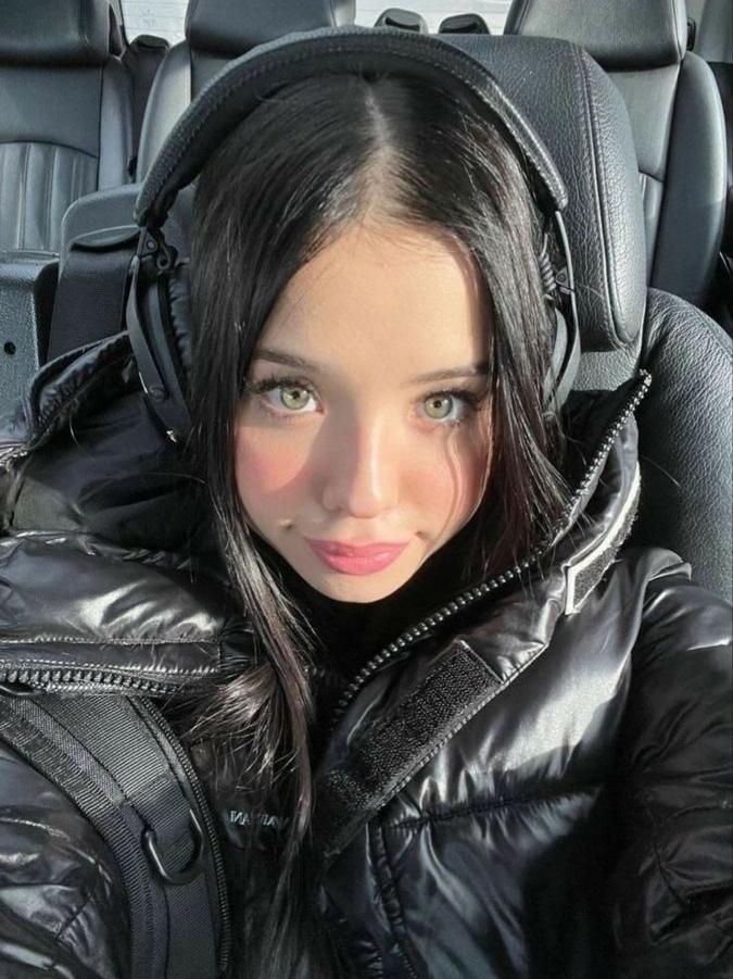 Лунаком перестала сдерживать слезы и теперь открыто выражает свои чувства.