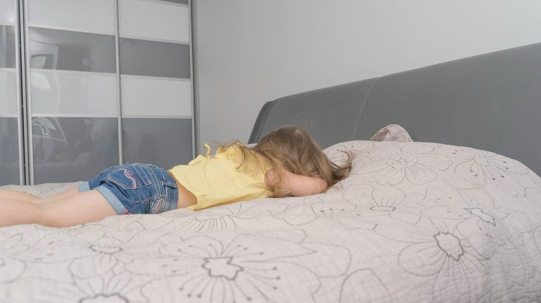 В Казани 9-летняя девочка после разговора с мамой молча ушла в комнату и легла лицом в подушку.