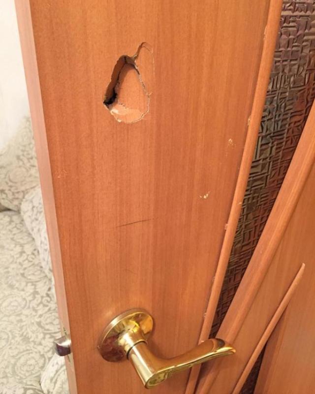 Ребенок в порыве злости ударил по двери.