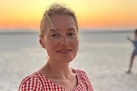 Супруг Виктории Толстогановой опубликовал её фото без макияжа.