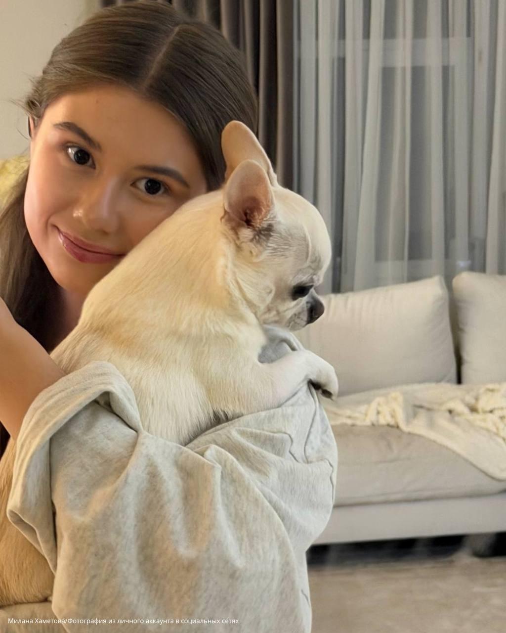 Милана Хаметова тронула своих поклонников домашними снимками с любимым песиком Дипиком в День, посвящённый любви к животным.