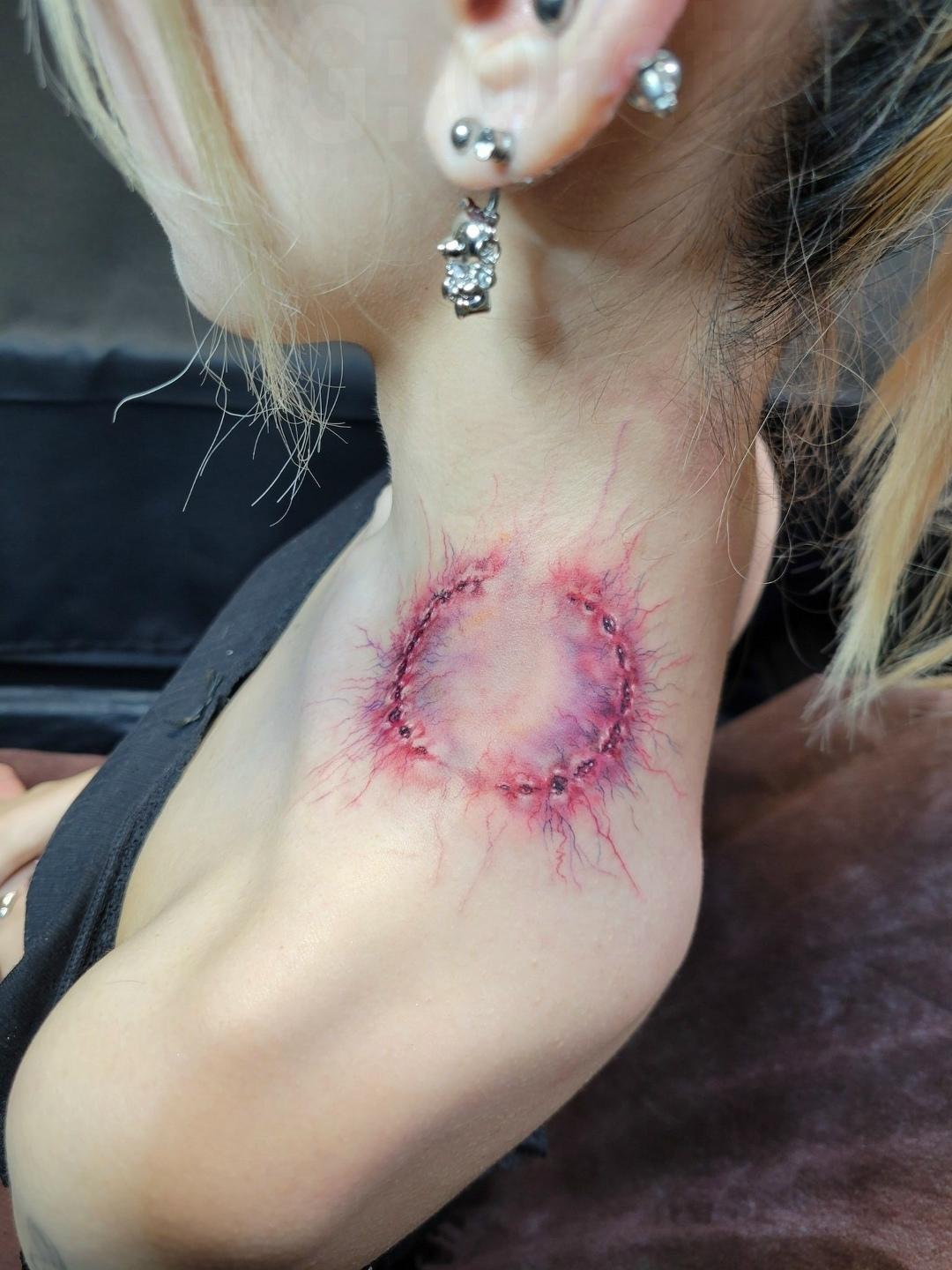 В Японии набирает популярность создание татуировок, изображающих укусы зомби