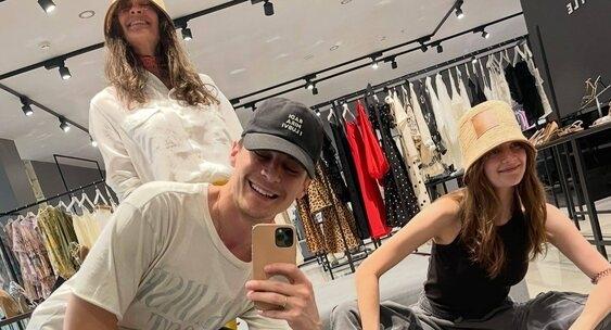 Иван Янковский поделился селфи с матерью и сестрой.