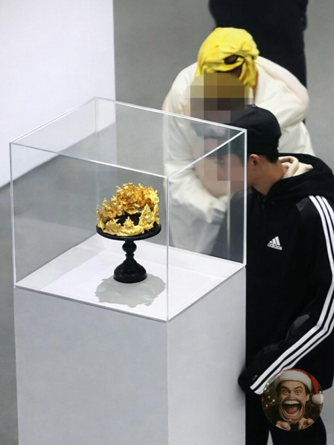 В пекинском X Museum произошёл неприятный инцидент: ребёнок случайно уронил экспонат — золотую корону ручной работы. Защитное стекло оказалось плохо закреплено, конструкция рухнула на пол вместе с украшением и повредила его.