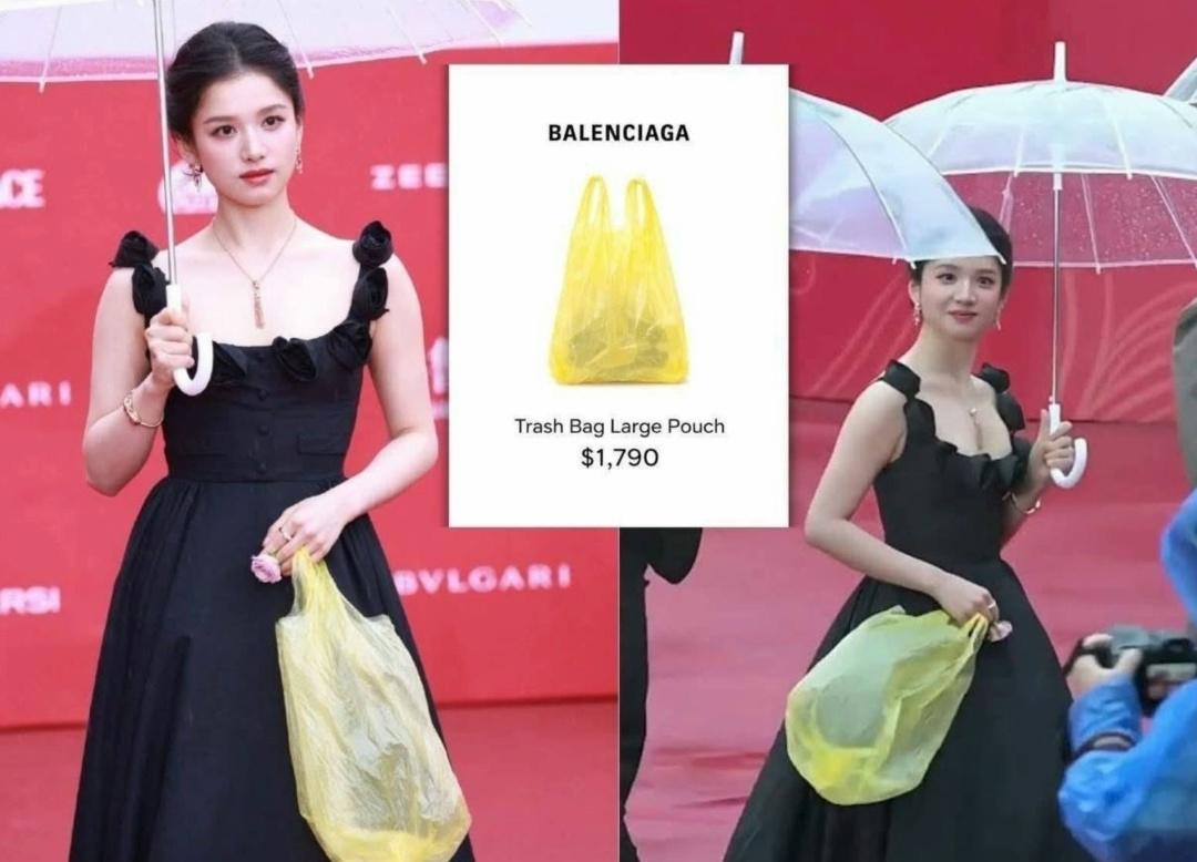Китайская актриса Чжан Цзинъи появилась на Пекинском международном кинофестивале с сумкой Balenciaga за $1790 , которая выглядит как обычный пластиковый пакет! 🙈