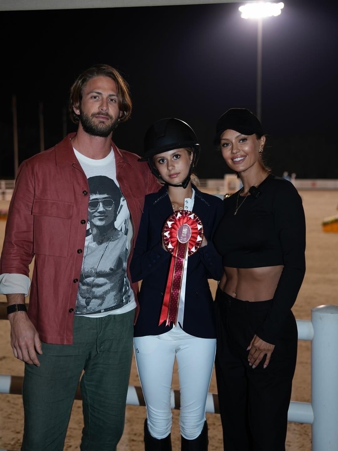 Виктория Боня опубликовала редкий снимок с семьёй — вместе с Алексом Смерфитом и подросшей дочерью Анджелиной. ✨ Все собрались, чтобы поддержать юную спортсменку во время соревнований по конному спорту. 🐎💪