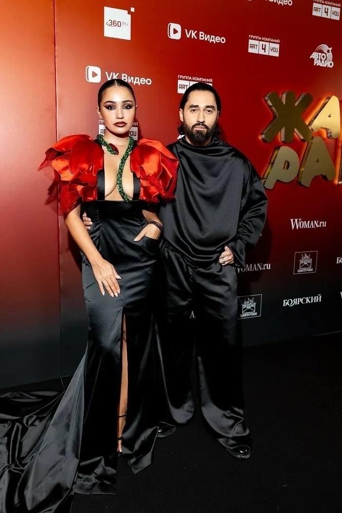 Вчера на церемонии «Золотой орёл» Юлия Пересильд вызвала удивление, появившись в чёрном наряде с розой, который полностью повторял стиль Марии Мельниковой.