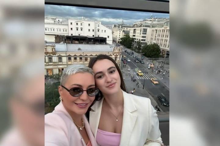 Катя Лель показала 17-летнюю дочь.